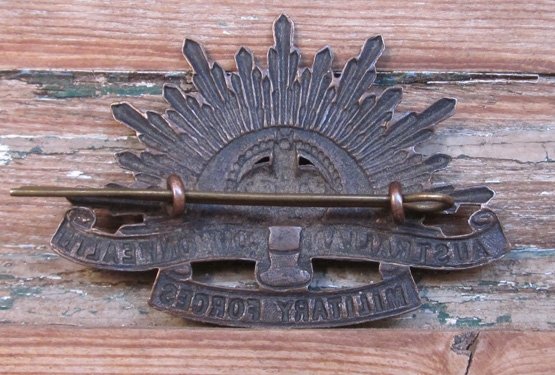  Australian WWII Commonwealth Military Forces Hat Badge — image 3
