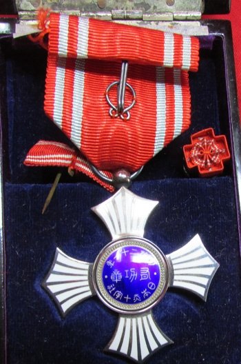 Japanese WWII Red Cross Order of Merit, Cased — image 4