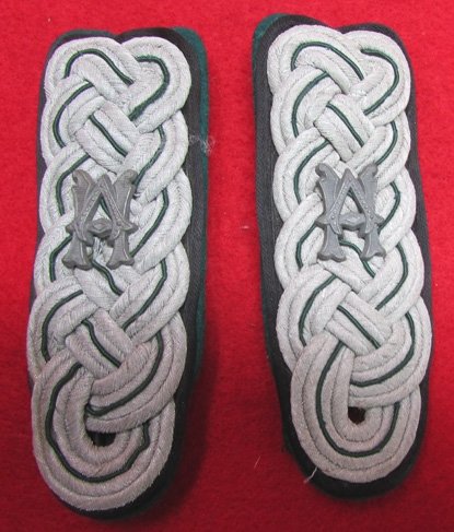 German WWII Heer Beamte Official Shoulder Straps, Non-matching Pair — image 3