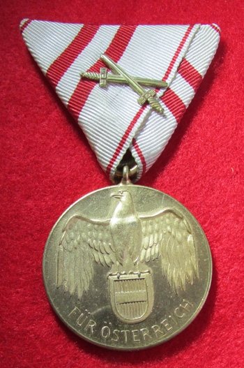  Austrian WWI Combatant's Medal with Swords — image 2