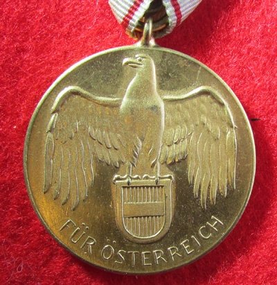  Austrian WWI Combatant's Medal with Swords — image 4