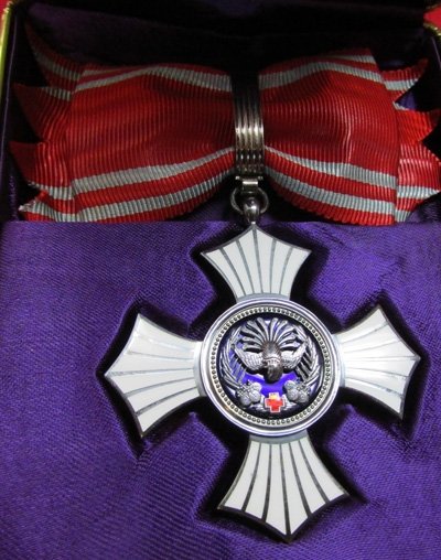 Japanese Post WWII Ladies Red Cross Order of Merit, Cased — image 3
