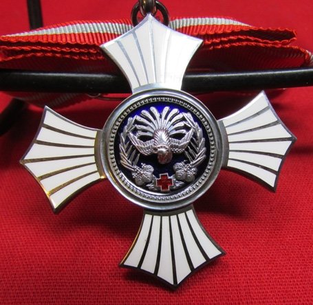Japanese Post WWII Ladies Red Cross Order of Merit, Cased — image 5