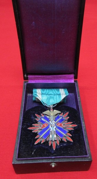  Japanese WWII Order of the Golden Kite, 5th Class, Cased — image 2