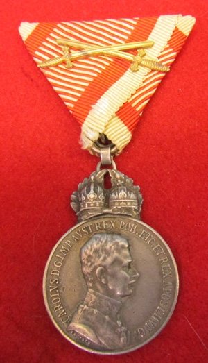  Austrian WWI, Emperor Karl, 1917-1918, Signum Laudis Medal, Kautsch Mfg — image 2
