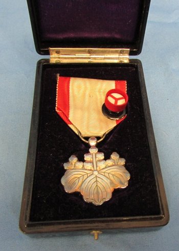  Japanese WWII Order of the Rising Sun 8th Class Cased — image 3