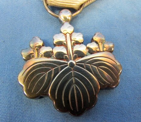  Japanese WWII Order of the Rising Sun 8th Class Cased — image 4