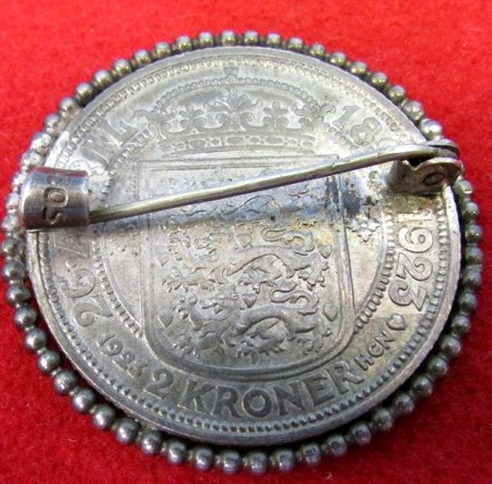  Norwegian 1923 2 Kroner Brooch, Painted Obverse — image 3