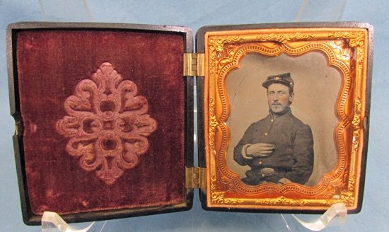  US Civil War Union Soldier in Union Case, 1/6 Plate — image 2