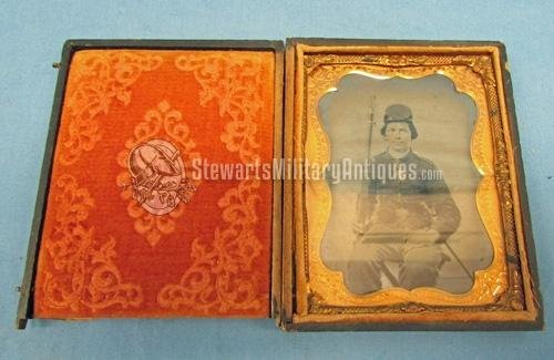 US Civil War Quarter Plate Tintype, Armed Union Infantryman, Patriotic Case — image 2