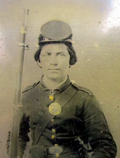  US Civil War Quarter Plate Tintype, Armed Union Infantryman, Patriotic Case — image 3