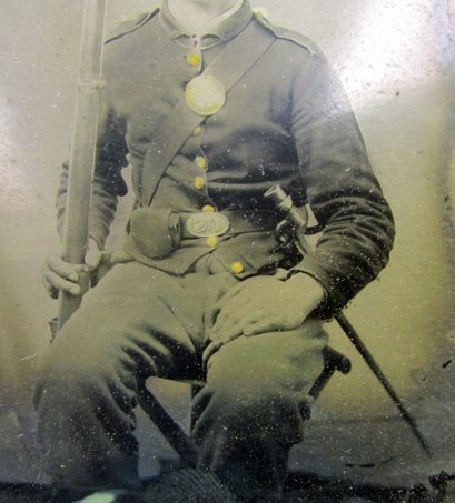  US Civil War Quarter Plate Tintype, Armed Union Infantryman, Patriotic Case — image 4