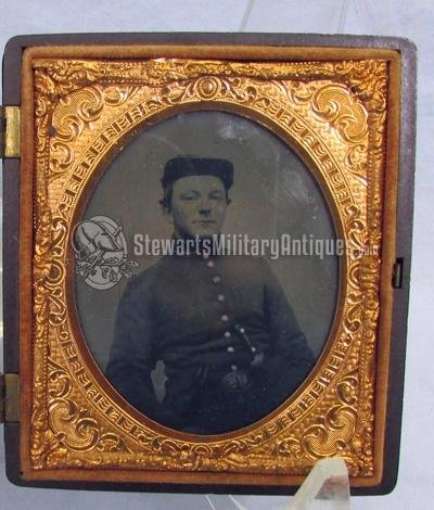  US Civil War 1/6 Plate Ambrotype Soldier, Armed With Pistol & Dagger, Union Case — image 2