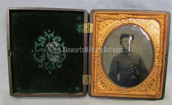  US Civil War 1/6 Plate Ambrotype Soldier, Armed With Pistol & Dagger, Union Case — image 3