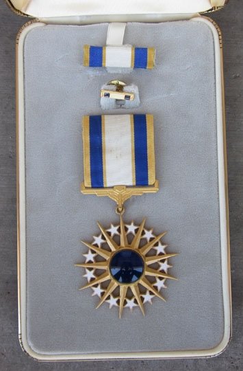 US Vietnam War Era USAF Distinguished Service Medal, Cased, Complete — image 2