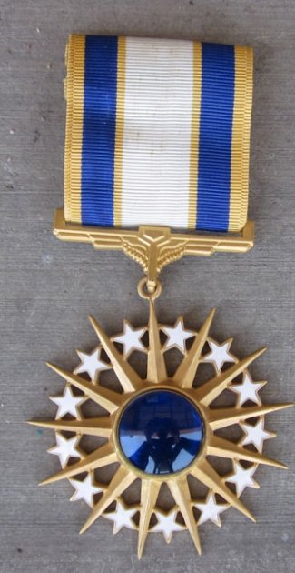 US Vietnam War Era USAF Distinguished Service Medal, Cased, Complete — image 4