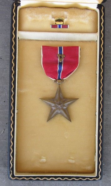 US WWII Bronze Star, V-Valor, Cased — image 2