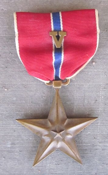 US WWII Bronze Star, V-Valor, Cased — image 4