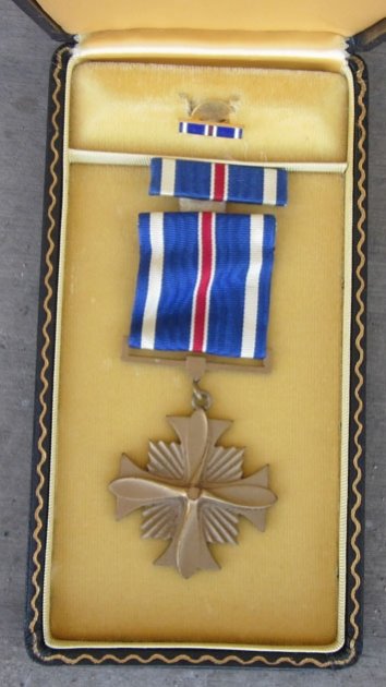 US WWII Distinguished Flying Cross, Slot Brooch, Cased, Complete — image 2