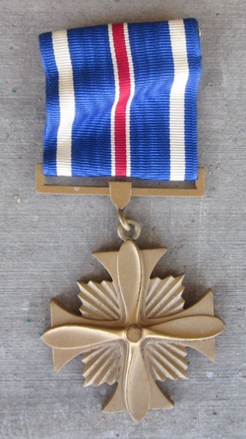 US WWII Distinguished Flying Cross, Slot Brooch, Cased, Complete — image 4
