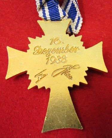  German WWII Gold Mothers Cross Cased — image 2