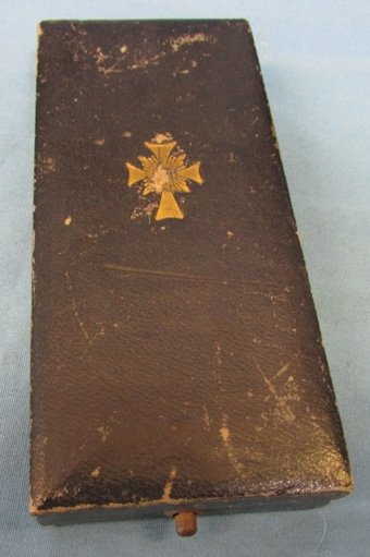  German WWII Gold Mothers Cross Cased — image 3