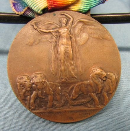  Italian WWI Victory Medal & Ribbon, Type 3, Lorioli & Castelli — image 3