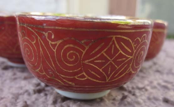 Japanese WWII Showa Era Imperial Army Sake Cup lot of 4, Red Exterior, Kutani Porcelain, Star — image 4