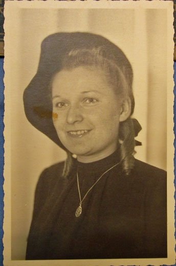 German WWII Soldiers Sweetheart Photo Postcard, Dorothea 1944 — image 2