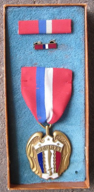 Philippines WWII, Liberation of the Philippines Medal, Boxed, Quezon City P.I. — image 2