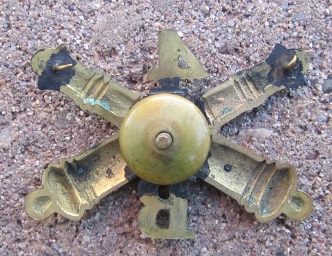 US SAW Era, Army Enlisted Artillery Hat Emblem, 1896-1900 — image 3