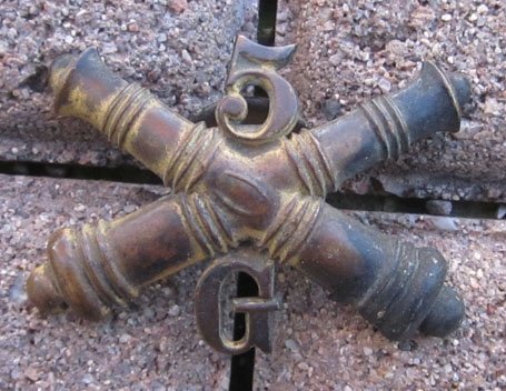 US SAW Era, Army Enlisted Artillery Hat Emblem, 1896-1900 — image 2