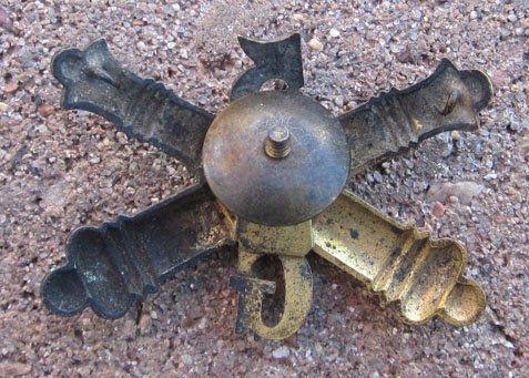 US SAW Era, Army Enlisted Artillery Hat Emblem, 1896-1900 — image 3