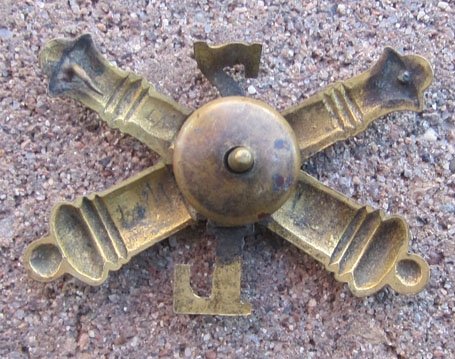 US SAW Era, Army Enlisted Artillery Hat Emblem, 1896-1900 — image 3