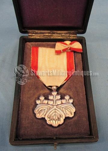  Japanese WWII 8th Class Order of the Rising Sun, Cased — image 3