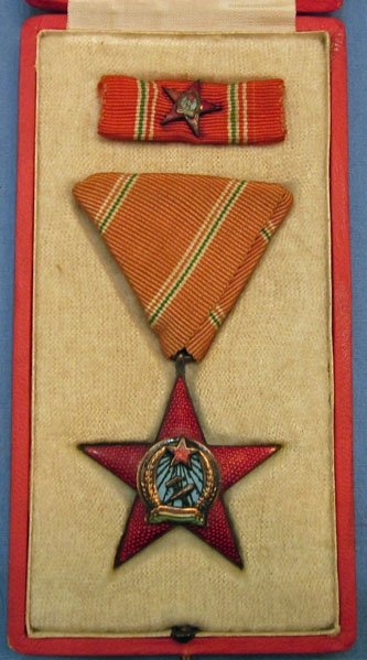Hungarian, Cold War Era, Order of Merit, Bronze Class, Cased 1949 — image 2