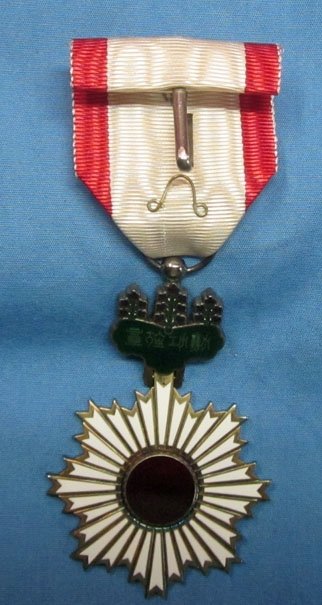 Japanese Order of the Rising Sun 4th Class, Cased — image 3