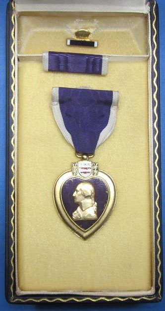 US WWII Slot Brooch Purple Heart, Numbered Edge, Cased — image 2