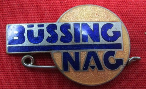 Vintage Sports Car & Automobilia Badge Lot, 6 Pieces — image 6