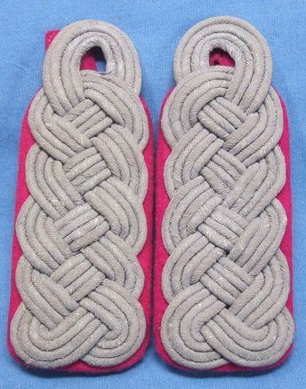 German WWII Heer Field Grade Shoulder Boards, Carmine Piping, Pair — image 2