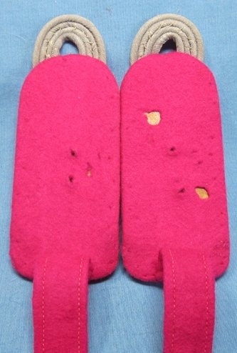 German WWII Heer Field Grade Shoulder Boards, Carmine Piping, Pair — image 4