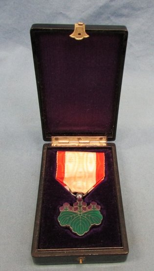  Japanese WWII Order of the Rising Sun 7th Class, Cased — image 3