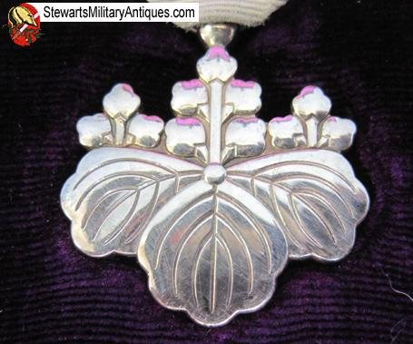  Japanese WWII Order of the Rising Sun 8th Class, Cased   — image 3