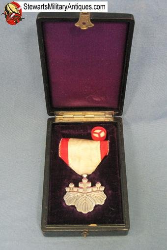  Japanese WWII Order of the Rising Sun 8th Class, Cased   — image 4