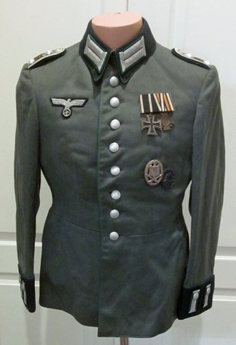 German WWII Heer Administrative Officer Waffenrock, Hauptmann Grade, Black Secondary Color. *MEDALS NOT INCLUDED* — image 2