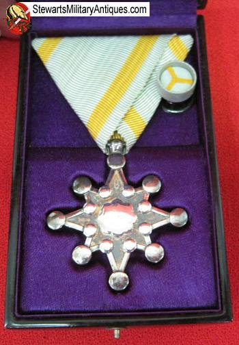  Japanese WWII Order of the Sacred Treasure 8th Class, Cased — image 2