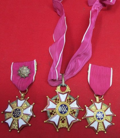 US Post WWII, Legion of Merit Medal Grouping, 4 Medals, 1 Case — image 3