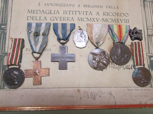 Italian WWI Framed Document & 7 Medal Grouping — image 3