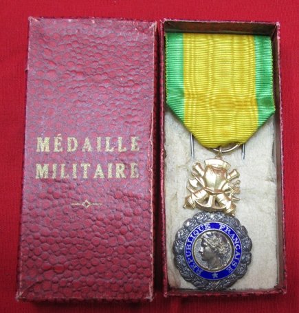 French WWI-WWII Medaille Militaire & Ribbon, Original Issue Case — image 2