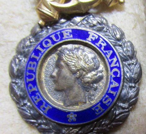 French WWI-WWII Medaille Militaire & Ribbon, Original Issue Case — image 3